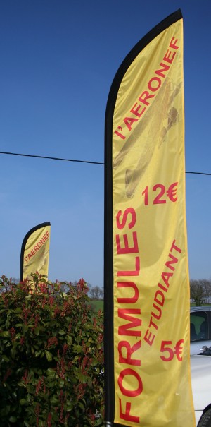 Voile de signalétique extérieure devant la brasserie de l'Aéronef