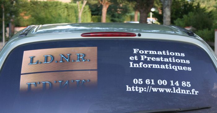 Flocage sur voiture d'entreprise, lunette arrière