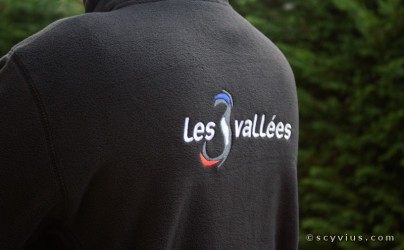 Logo en broderie sur veste polaire